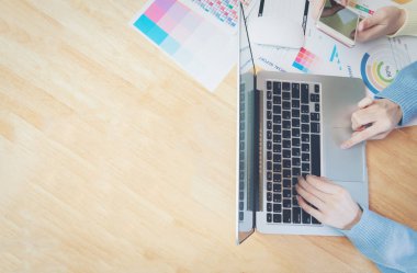 ofiste tabloda toplantı adlı danışmanlık iş kadını. Ekip çalışması kavramı