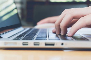 kadın el telefon ve dizüstü bilgisayar ofis ahşap masa üzerinde çalışma. reklam üzerinde kullanılabilir
