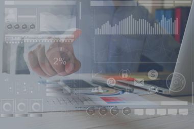 işadamı el ofis ahşap masa laptop ile çalışma. reklam üzerinde kullanılabilir