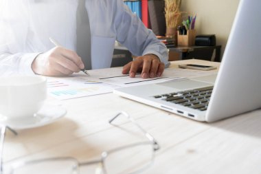 işadamı el ofis ahşap masa laptop ile çalışma. reklam üzerinde kullanılabilir