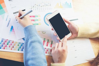 kadın el ofis ahşap masa telefonu ile çalışma. reklam-ebilmek var olmak kullanılmış.