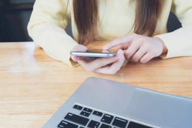 kadın el ofis ahşap masa telefonu ile çalışma. reklam-ebilmek var olmak kullanılmış.