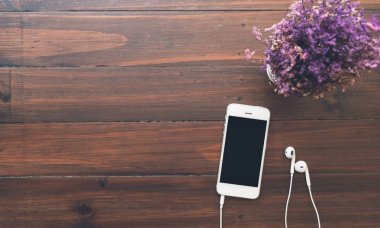 Smartphone ekipman üstünde okul sırası. Vintage tarzı,-ebilmek var olmak kullanılmış için reklam