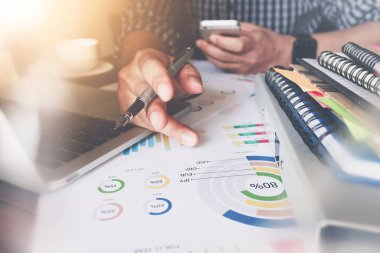 işadamı el telefon ve dizüstü bilgisayar ofis ahşap masa üzerinde çalışma. reklam üzerinde kullanılabilir