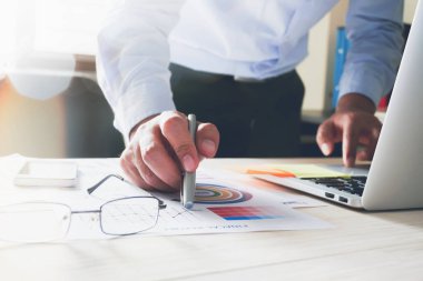 işadamı el ofis ahşap masa laptop ile çalışma. reklam üzerinde kullanılabilir