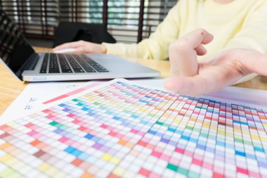 kadın el telefon ve dizüstü bilgisayar ofis ahşap masa üzerinde çalışma. reklam üzerinde kullanılabilir.