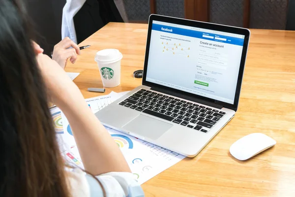Bangkok, Tayland - 14 Nisan 2017: Oturum açma ekran Facebook simgeleri Apple Macbook. dünyanın en büyük ve en popüler sosyal ağ sitesi