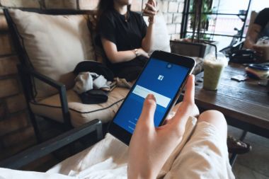 Bangkok, Tayland - 24 Nisan 2017: Oturum açma ekran Facebook simgeleri Apple Iphone. dünyanın en büyük ve en popüler sosyal ağ sitesi.