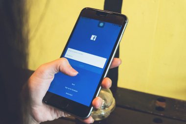 Bangkok, Tayland - 24 Nisan 2017: Oturum açma ekran Facebook simgeleri Apple Iphone. dünyanın en büyük ve en popüler sosyal ağ sitesi.