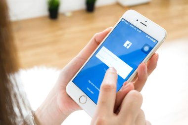 Bangkok, Tayland - 30 Nisan 2017: Oturum açma ekran Facebook simgeleri Apple Iphone. dünyanın en büyük ve en popüler sosyal ağ sitesi.