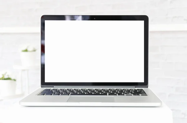 Laptop op witte tafel in kantoorruimte. voor afbeeldingen weergeven montage. — Stockfoto
