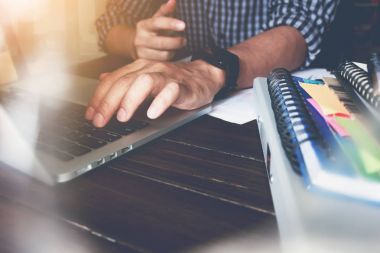 işadamı el telefon ve dizüstü bilgisayar ofis ahşap masa üzerinde çalışma. kullanıcı bir reklamı kullanılabilir