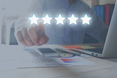 değerlendirme kavramı. Şirket notunu artırmak için beş yıldızlı işaret iş adamı.
