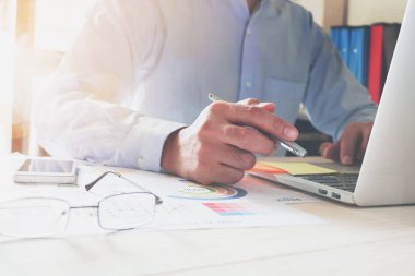işadamı el ofis ahşap masa laptop ile çalışma. kullanıcı bir reklamı kullanılabilir