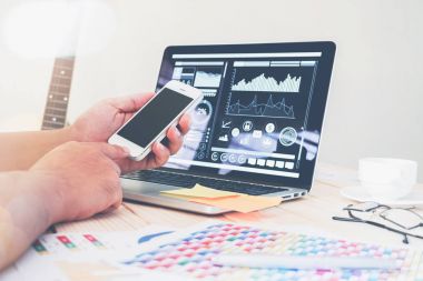 işadamı el ofis ahşap masa laptop ile çalışma. kullanıcı bir reklamı kullanılabilir