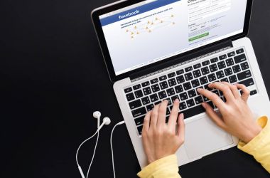 Bangkok, Tayland - 30 Mayıs 2017: Oturum açma ekran Facebook simgeleri üzerinde Apple Macbook. dünyanın en büyük ve en popüler sosyal ağ sitesi.