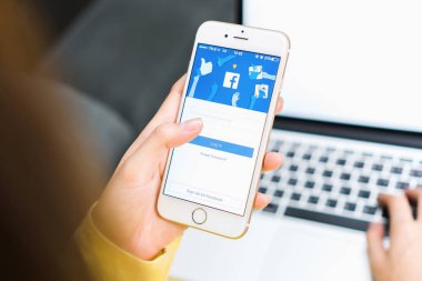 Bangkok, Tayland - 30 Mayıs 2017: Oturum açma ekran Facebook simgeleri Apple Iphone. dünyanın en büyük ve en popüler sosyal ağ sitesi.
