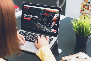 Bangkok, Tayland - 30 Mayıs 2017: Netflix uygulaması Laptop ekran üzerinde. Netflix Tv olay ve film izlemek için bir uluslararası önemli abonelik hizmetidir.