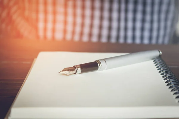 Homem com caneta no caderno . — Fotografia de Stock