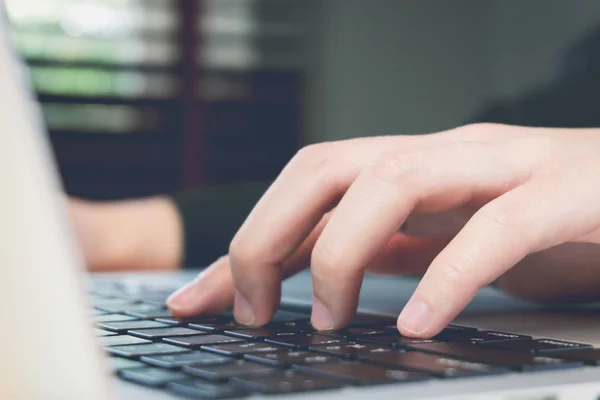 Mano donna che lavora con telefono e laptop su scrivania in legno in ufficio. può essere utilizzato su un annuncio — Foto Stock