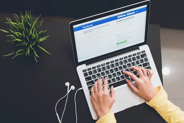 Bangkok, Tayland - 30 Mayıs 2017: Oturum açma ekran Facebook simgeleri üzerinde Apple Macbook. dünyanın en büyük ve en popüler sosyal ağ sitesi.