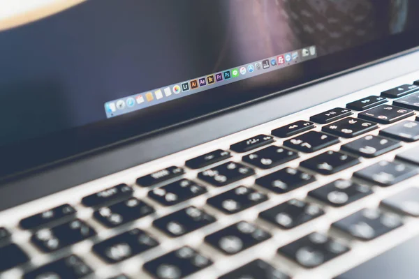 Bangkok, Tayland - 30 Mayıs 2017: app apple macbook pro, Adobe Systems olduğunu bir yazılım şirketi photoshop simgesine yakından Multimedya ve yaratıcılık yazılım ürünlerinin yaratılması konusunda uzmanlaşmış.