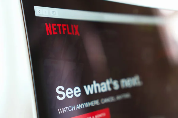 BANGKOK, TAILANDIA - 30 de mayo de 2017: Primer plano del icono de la aplicación Netflix en la pantalla del ordenador portátil. Netflix es un servicio de suscripción líder internacional para ver episodios y películas de televisión . —  Fotos de Stock