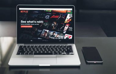 Bangkok, Tayland - 11 Haziran 2017: Netflix uygulaması Laptop ekran üzerinde. Netflix Tv olay ve film izlemek için bir uluslararası önemli abonelik hizmetidir.