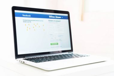Bangkok, Tayland - 11 Haziran 2017: Oturum açma ekran Facebook simgeleri üzerinde Apple Macbook. dünyanın en büyük ve en popüler sosyal ağ sitesi.
