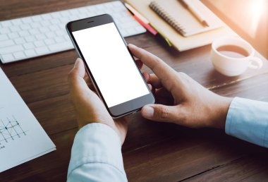 işadamı el üstünde okul sırası tablosundaki telefon ile çalışma. Vintage sesi