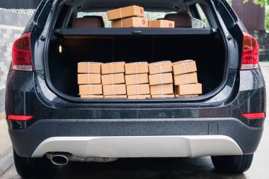 Arabada göndermeye hazır parsel kutusudur. Ulaşım kavramı.