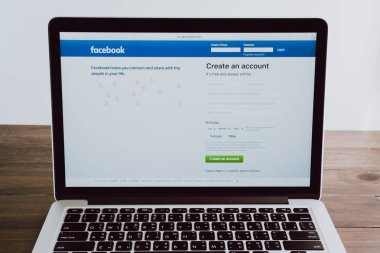 Bangkok, Tayland - 25 Haziran 2017: Oturum açma ekran Facebook simgeleri apple macbook pro. dünyanın en büyük ve en popüler sosyal ağ sitesi.