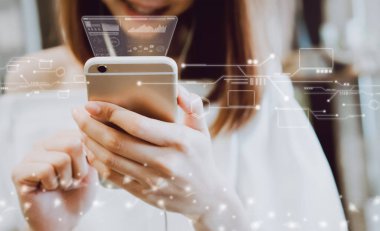 Kadınlar bir smartphone içinde teknoloji ve ekran kullanarak mağazalarda ilerler. Senin ekran reklam koymak için almak.