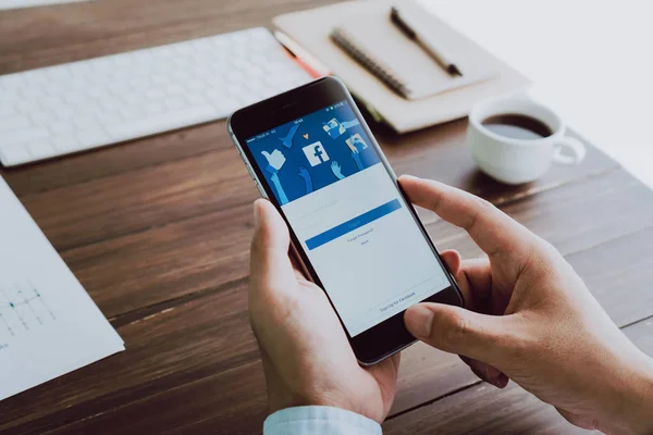 Bangkok, Tayland - 25 Haziran 2017: Oturum açma ekran Facebook simgeleri Apple Iphone. dünyanın en büyük ve en popüler sosyal ağ sitesi.