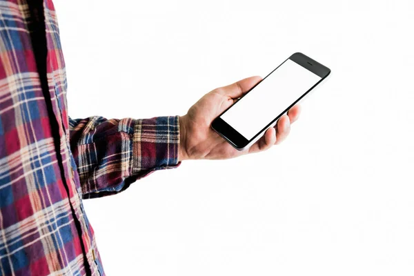 El hombre de una camisa a cuadros roja sostiene una pantalla en blanco del teléfono inteligente. Tome su pantalla para poner en la publicidad — Foto de Stock