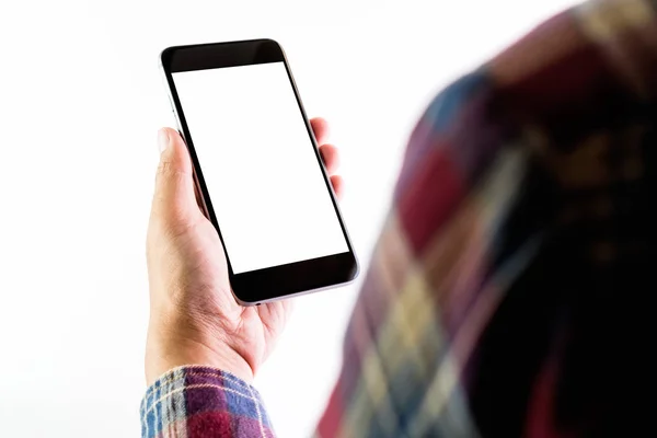 Ο άνθρωπος σε ένα κόκκινο καρό πουκάμισο στέκεται κρατώντας μια κενή οθόνη του smartphone. Πάρτε την οθόνη σας να θέσει σχετικά με τη διαφήμιση. — Φωτογραφία Αρχείου