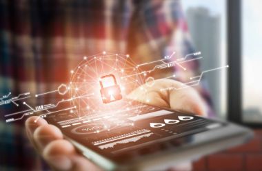 Yaşam tarzı tutun smartphone ekran erkek giysi anahtar güvenlik çevrimiçi dünyada da gösterir. iletişim ekran ve teknoloji gelişmeler. Gelecekte yaşayan gelişme kavramı.