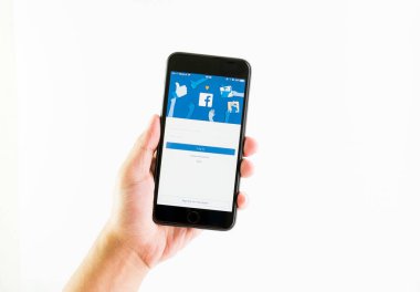 Bangkok, Tayland - 22 Ağustos 2017: Oturum açma ekran Facebook simgeleri Apple Iphone. dünyanın en büyük ve en popüler sosyal ağ sitesi.
