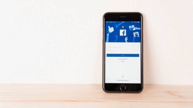 Bangkok, Tayland - 22 Ağustos 2017: Oturum açma ekran Facebook simgeleri Apple Iphone. dünyanın en büyük ve en popüler sosyal ağ sitesi.