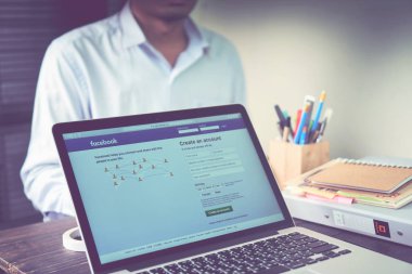 Bangkok, Tayland - 22 Ağustos 2017: Oturum açma ekran Facebook simgeleri apple macbook pro. dünyanın en büyük ve en popüler sosyal ağ sitesi.