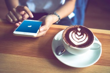 Bangkok, Tayland - 22 Ağustos 2017: Paypal web sayfaları apple iphone 6 ekranda. Internet üzerinden para transferi popüler ve uluslararası yöntemidir.