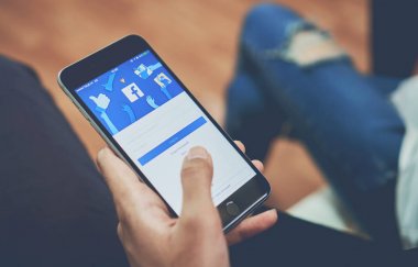 Bangkok, Tayland - 22 Ağustos 2017: el Facebook ekranı apple iphone6 üzerinde baskı yapıyor, sosyal medya paylaşım ve ağ bilgi için kullanıyorsanız.