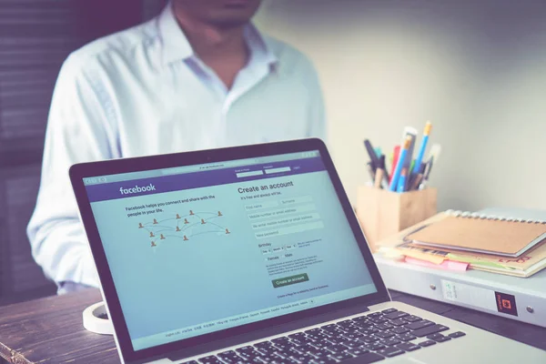 Bangkok, Tayland - 22 Ağustos 2017: Oturum açma ekran Facebook simgeleri apple macbook pro. dünyanın en büyük ve en popüler sosyal ağ sitesi.