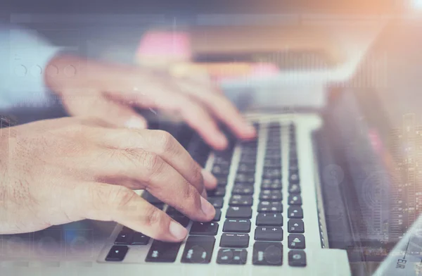 Doppelbelichtung von Geschäftsmann Hand arbeitenden Laptop auf hölzernen Schreibtisch im Büro im Morgenlicht. das Konzept der modernen Arbeit mit fortschrittlicher Technologie. Jahrgangseffekt — Stockfoto