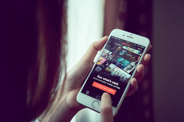 Bangkok, Tayland - 22 Ağustos 2017: Netflix app akıllı telefon ekranında. Netflix Tv olay ve film izlemek için bir uluslararası önemli abonelik hizmetidir.