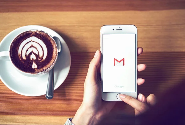 Bangkok, Tayland - 22 Ağustos 2017: Apple iphone 6 ile Google Gmail app logo üstünde belgili tanımlık göstermek. Gmail Google tarafından sağlanan bir en popüler ücretsiz Internet e-posta hizmetidir.