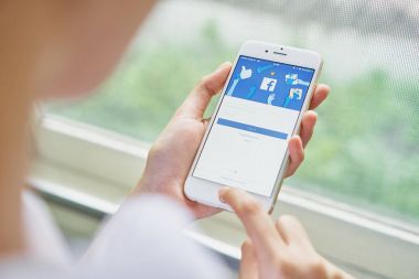 Bangkok, Tayland - 23 Ağustos 2017: el Facebook ekranı apple iphone6 üzerinde baskı yapıyor, sosyal medya paylaşım ve ağ bilgi için kullanıyorsanız.