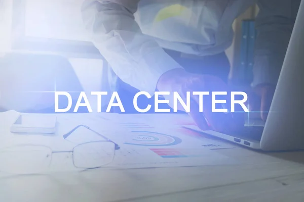 Tekst Data Center achtergrond mannen werken op een computer. Het concept van het werken met een heleboel informatie. — Stockfoto