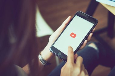 Bangkok, Tayland - 23 Ağustos 2017: apple iphone 6s ekran görüntüleri üzerinde Youtube uygulaması dokunmatik ekranda holding kadın eller. Popüler çevrimiçi video paylaşım sitesi YouTube olduğunu.