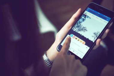 Bangkok, Tayland - 23 Ağustos 2017: el Facebook ekranı apple iphone6 üzerinde baskı yapıyor, sosyal medya paylaşım ve ağ bilgi için kullanıyorsanız.